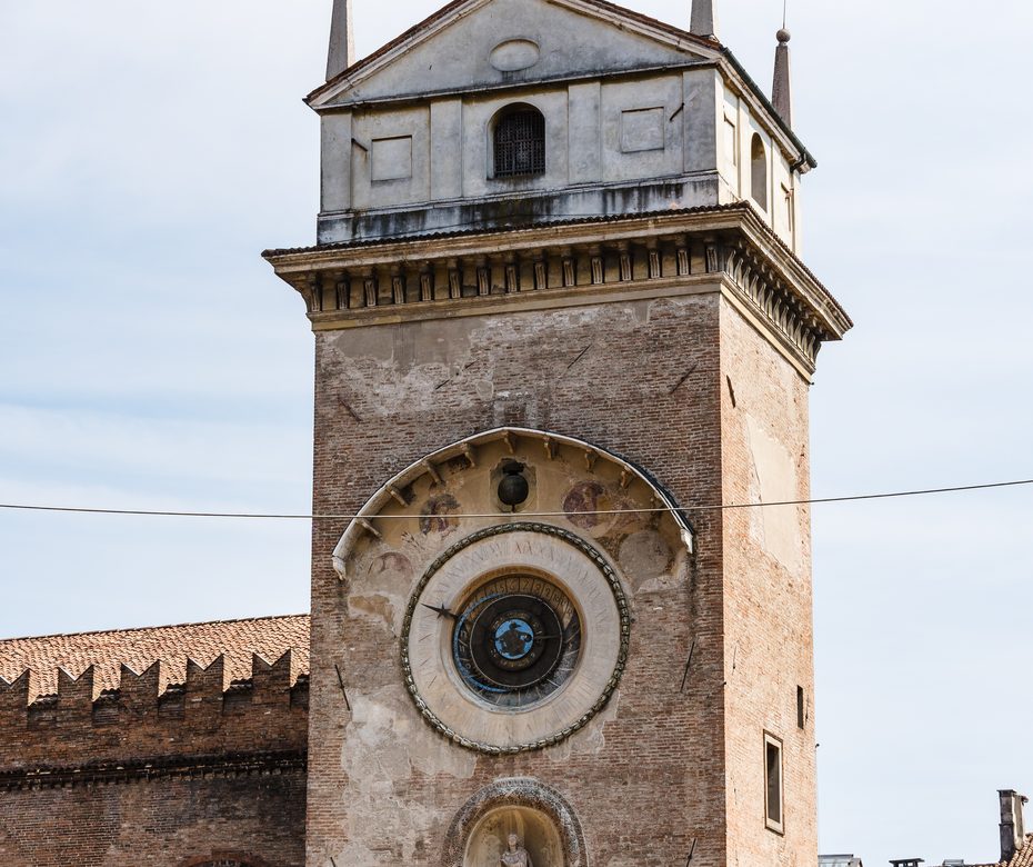Torre del Reloj en la Piazza delle Erbe de Mantua