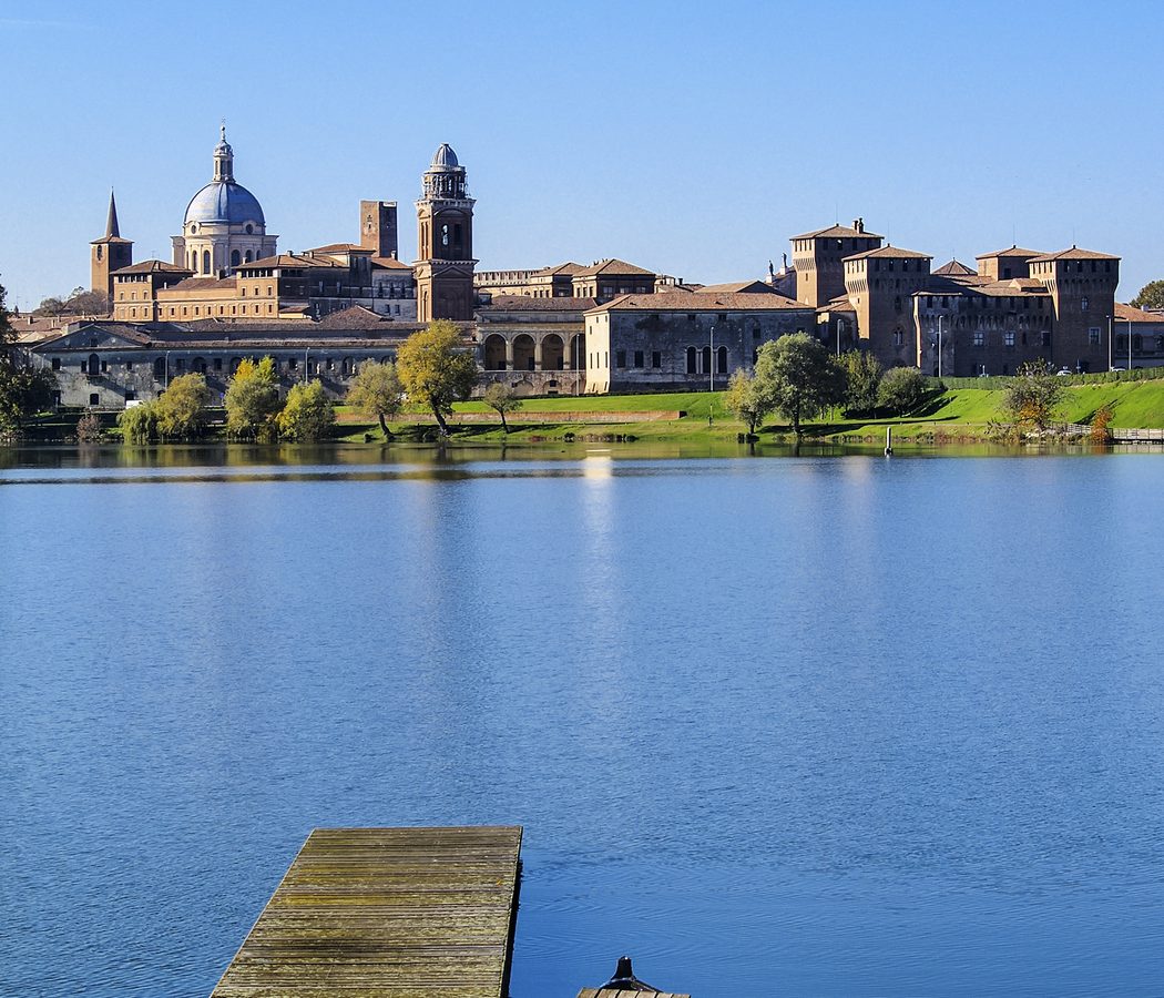 Paseo junto al lago en Mantua